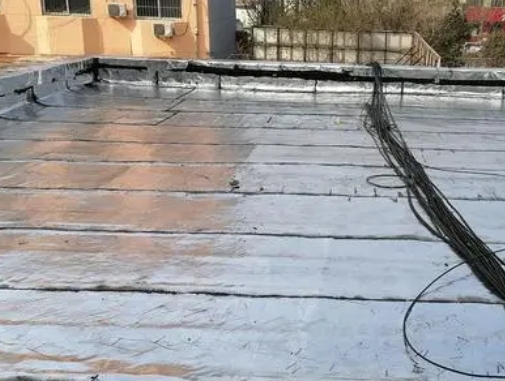 东城卫生间漏水维修公司分享下东城屋面楼顶防水刚性防水层施工要点。